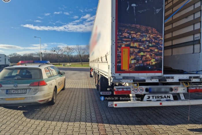 Ilustračný obrázok k článku Zo zaparkovaného kamióna ukradli až 660 vysávačov! Vodič zatiaľ spokojne SPAL