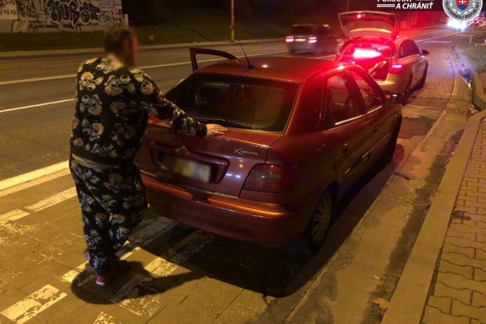 Ilustračný obrázok k článku Muž mal na aute 2 rozdielne ŠPZ: Polícii povedal, že UŠIEL z pumpy bez PLATENIA