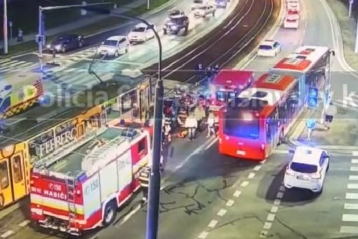 Ilustračný obrázok k článku Električka sa ZRAZILA s autom v Bratislave: Záchranári ratujú ZRANENÉHO +VIDEO