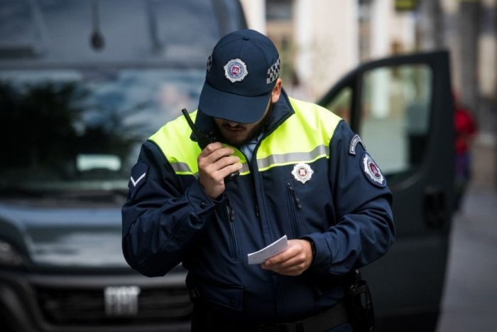 Ilustračný obrázok k článku Bratislavská mestská polícia bude používať ODEVNÉ kamery, výmena čaká ZBRANE aj uniformy