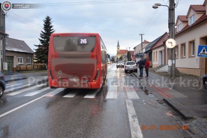 Ilustračný obrázok k článku Opäť nehoda na PRIECHODE! Autobus zrazil ženu, so zraneniami skončila v nemocnici