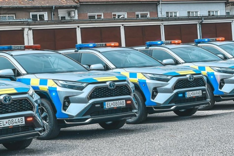 Ilustračný obrázok k článku VYNOVENÝ vozový park: Policajti budú jazdiť na nových TOYOTÁCH aj bavorákoch FOTO