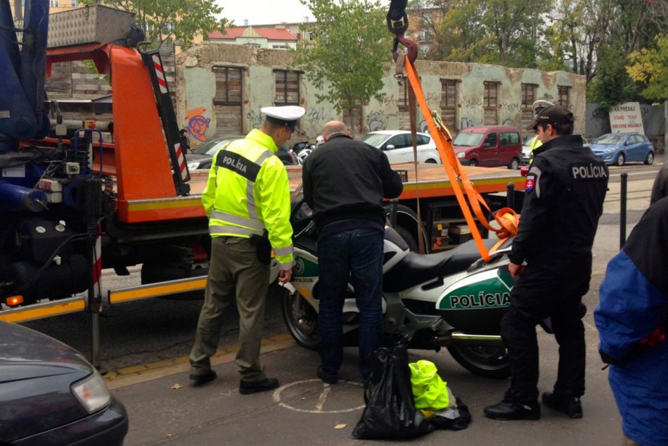 Nehoda na Radlinského: Policajt na motorke sa zrazil s osobným vozidlo. Doprava 