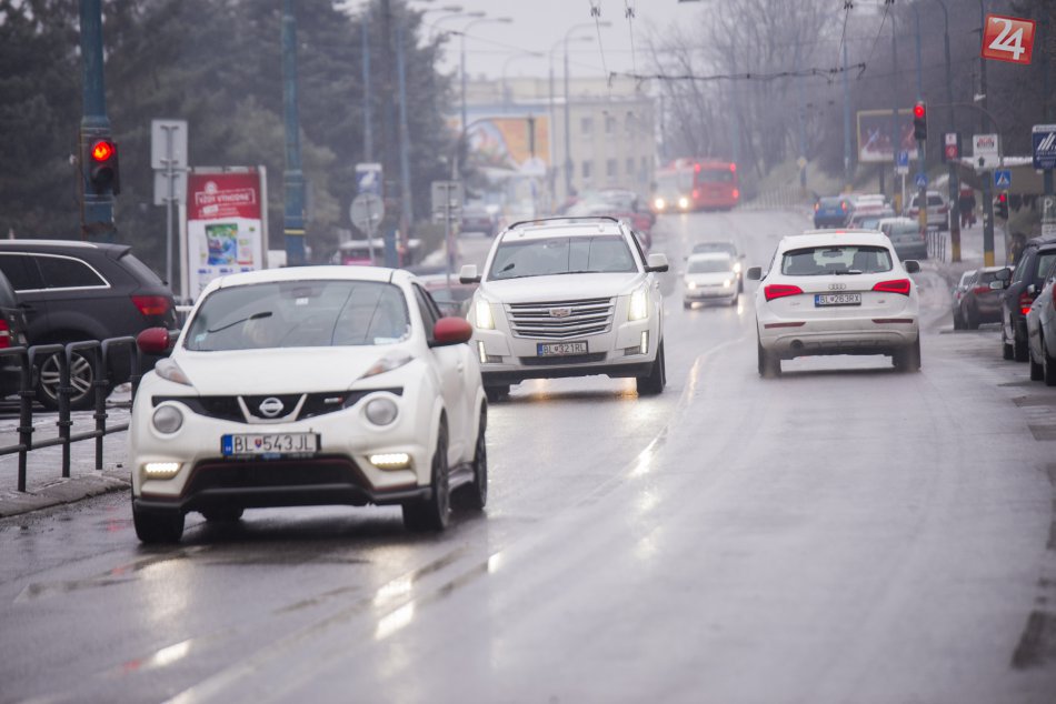 Poľadovica komplikuje dopravu v Bratislave