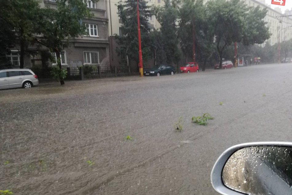 Dažďom zatopená Bratislava