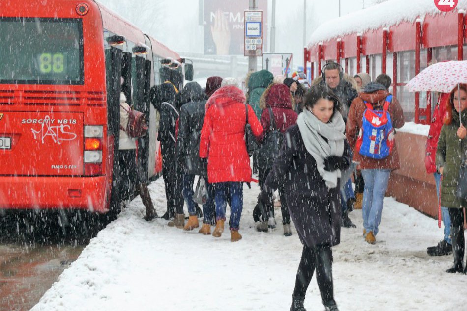Husté sneženie komplikovalo dopravu v Bratislave