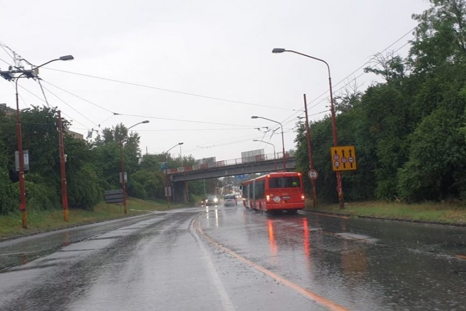 Počasie v Bratislave komplikuje dopravu, niektoré podjazdy zatopilo