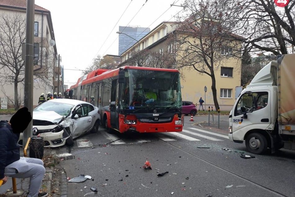 Na Svätoplukovej ulici sa zrazil trolejbus s osobným a nákladným autom