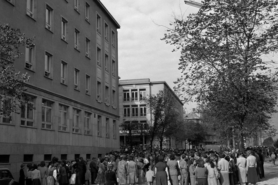 Otvorenie strednej školy na Vazovovej ulici v Bratislave v roku 1959.
