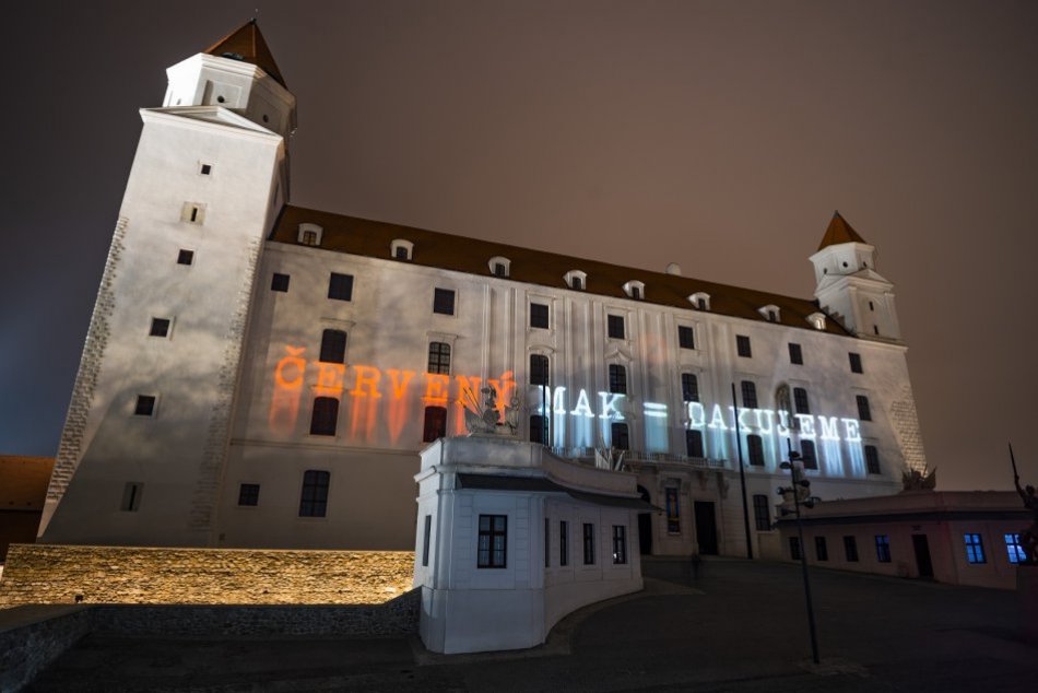 Vysvietený Bratislavský hrad pri príležitosti 102. výročia ukončenia prvej sveto