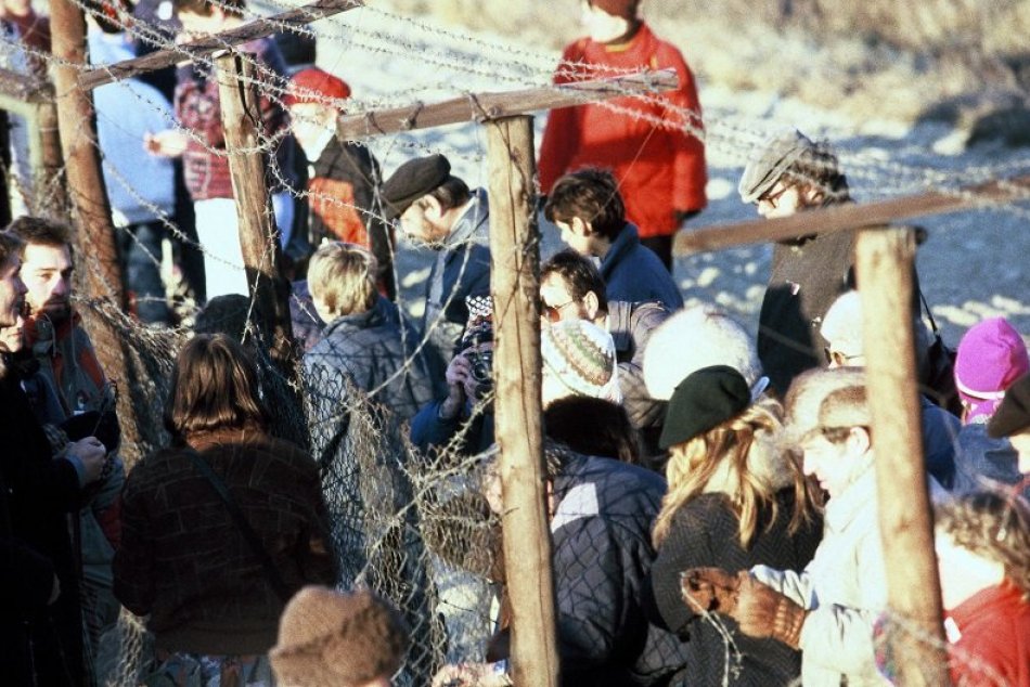 Pochod "Ahoj Európa" v decembri 1989, strihanie železnej "opony"