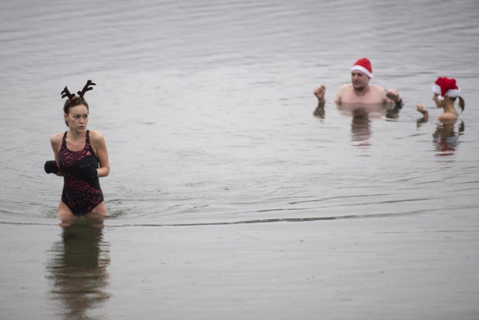 Vianočné plávanie otužilcov na Veľkom Draždiaku v Bratislave