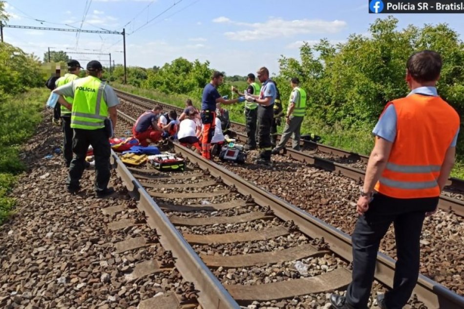 FOTO: Vlak zrazil dve maloleté dievčatá v Devínskej Novej Vsi