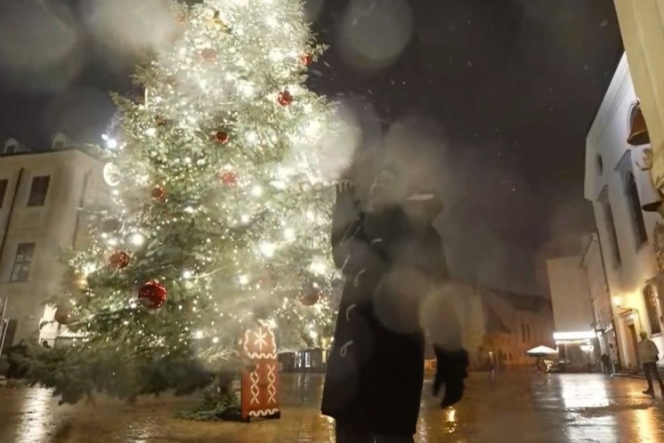 Rozsvietené stromčeky a vianočná výzdoba v Bratislave