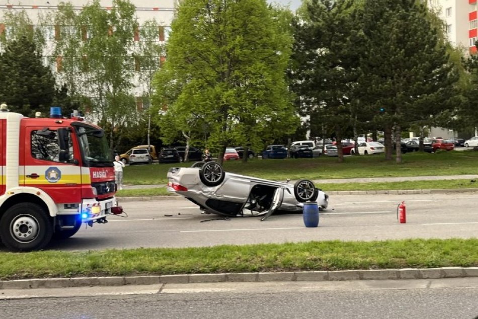 Objektívom: Po nehode v Bratislave skončilo auto na streche